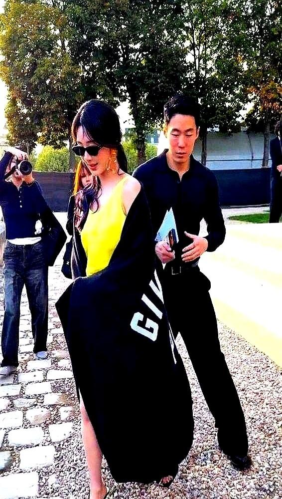 工作人员伸手想扶，被杨紫直接摆手拒绝，旁边粉丝喊拍照她也完全没理。纪梵希秀场