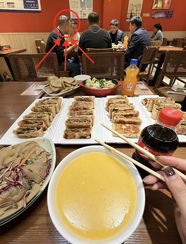 这男人谁啊？看着好眼熟。