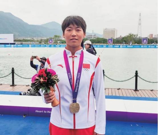 云南，女子是亚运会三枚金牌得主，省队让她上交国家发的15万元奖金，她没同意后，就