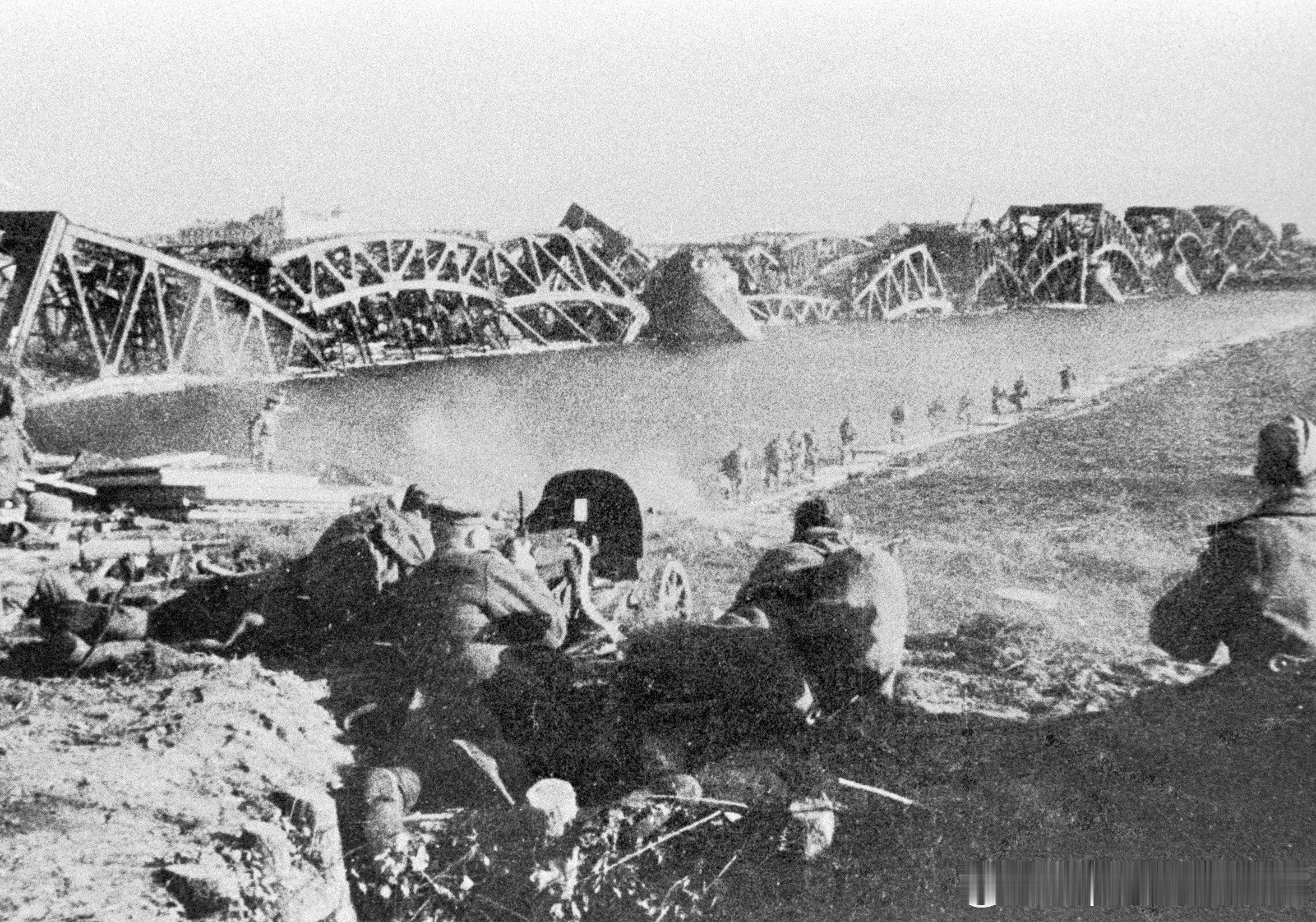 1944年10月里加战役中苏联机枪手在道加瓦河（也称西德维纳河）被炸毁的桥梁附近