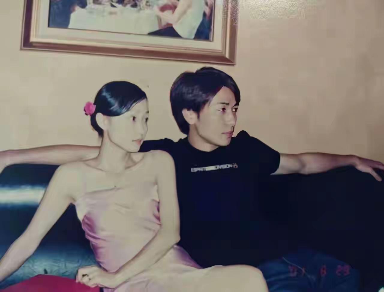 保剑锋前妻现任都是大他的姐姐，她们结婚时都头戴鲜花，别有风情。她们两个女子两种类