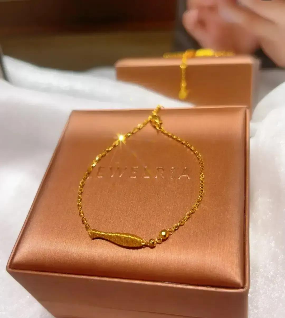 周大福刚上架的“年年有鱼”小金链，一条鲤鱼在手腕上甩尾，我妈第一眼就说“买，图个