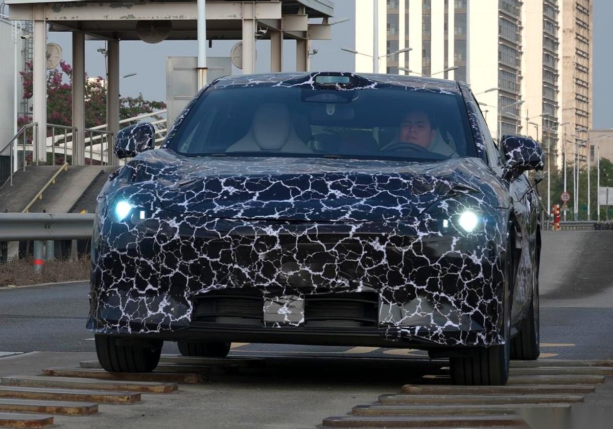 上来就敢喊三百万，国产车现在都这么疯吗？然后我听说，他们团队为了个屁大点儿事，