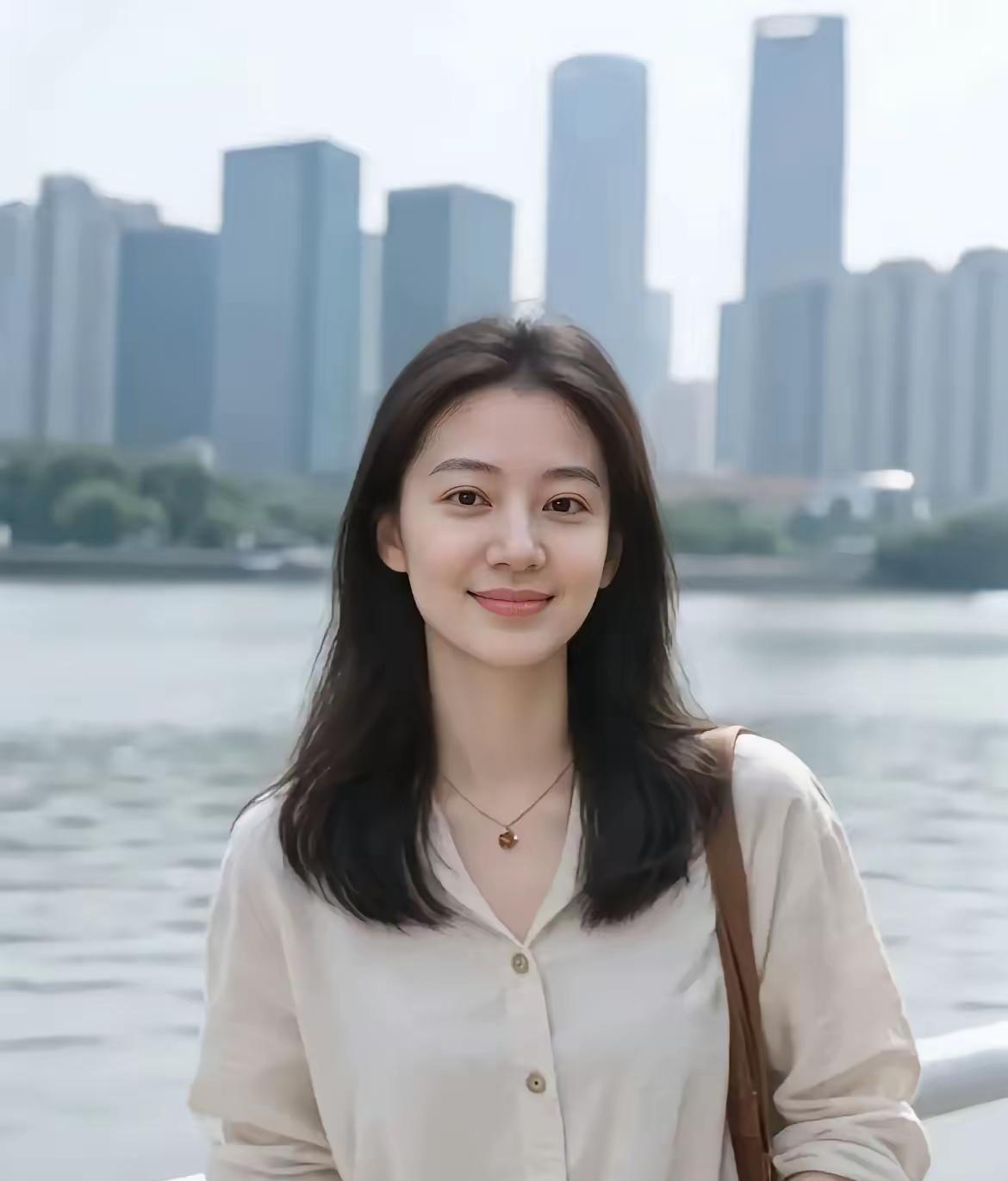 图中这位女孩，朋友们都说她像梅婷，她自己认为比梅婷漂亮多了，好多网友评论区说，确