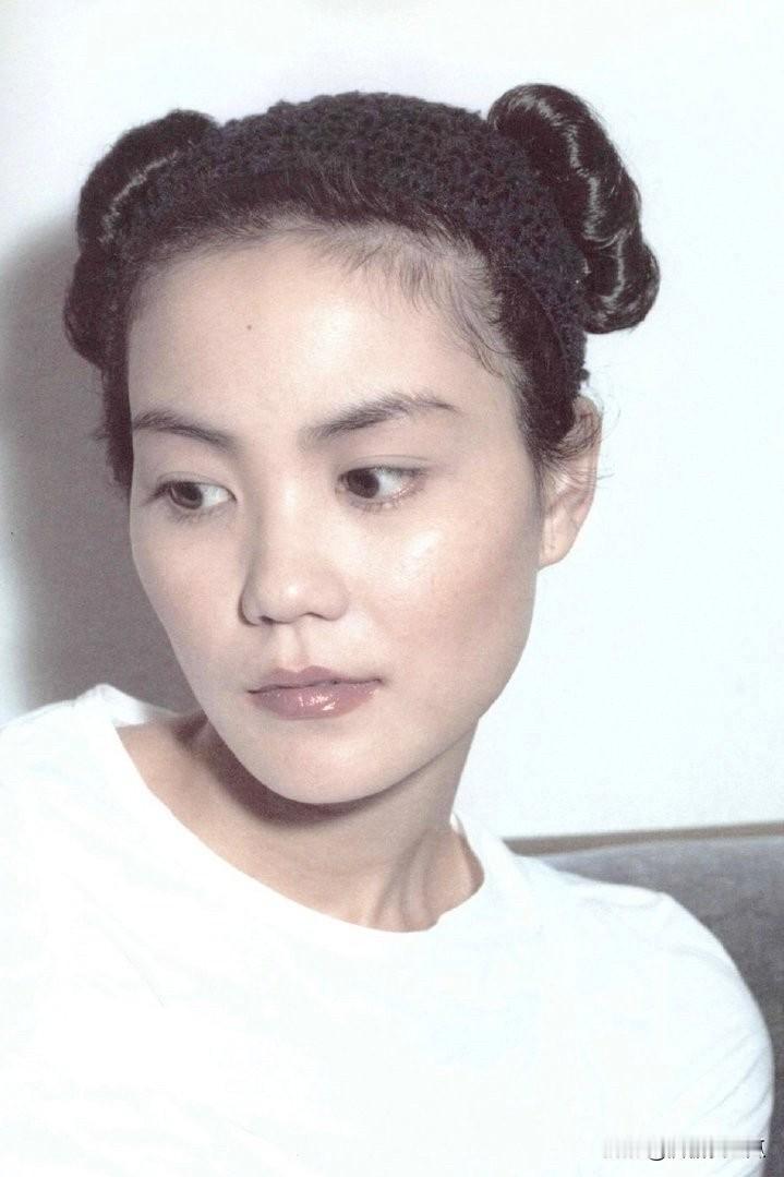 这一晚王菲没有跑调，没有走音但是歌曲真的很一般，刚刚唱完，完全没有像去年的《