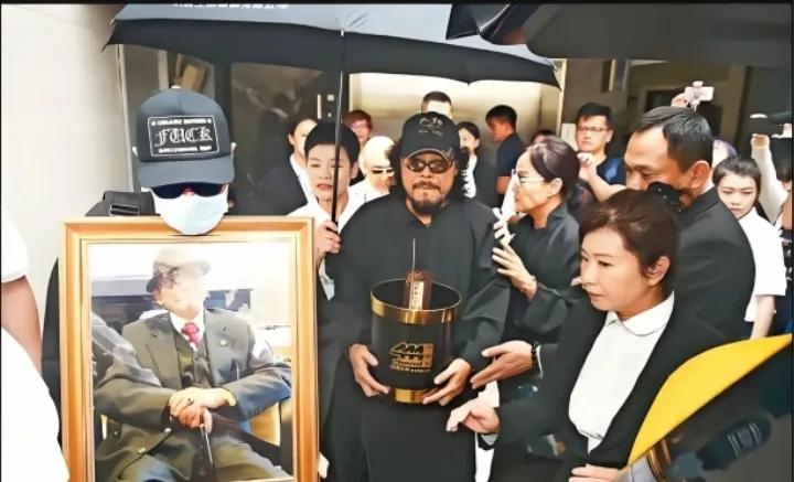 2017年，费玉清父亲张舞曦的葬礼上哥哥张菲抱着父亲遗像，而费玉清因有内地工作合