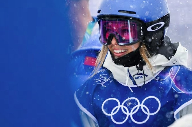 谷爱凌说我就是能顶住压力第一滑失误，仅得1.26分，排名第20；第二滑顶住压