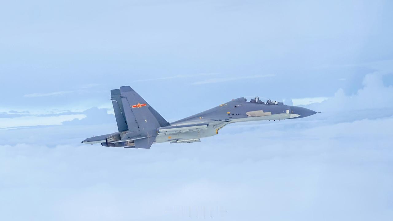 这是移交给空军的Su-30MKK吗？刷了新的油漆之后，看上去精神多了，好像又回到