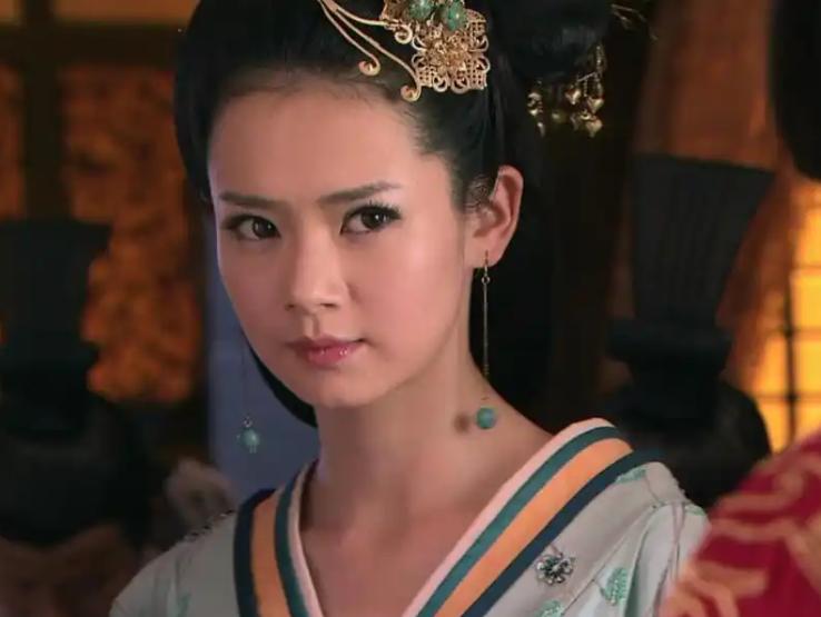 身为汉朝最尊贵的公主，她亲手送女儿进了冷宫，却把一个卖珠少年捧上了天公元前12