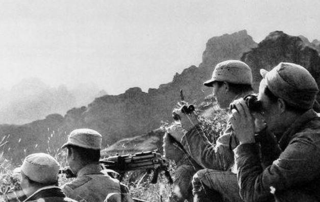 1951年的一天，一名年轻战士目光牢牢锁在路边一名妇人身上，脚步停住不肯往前走
