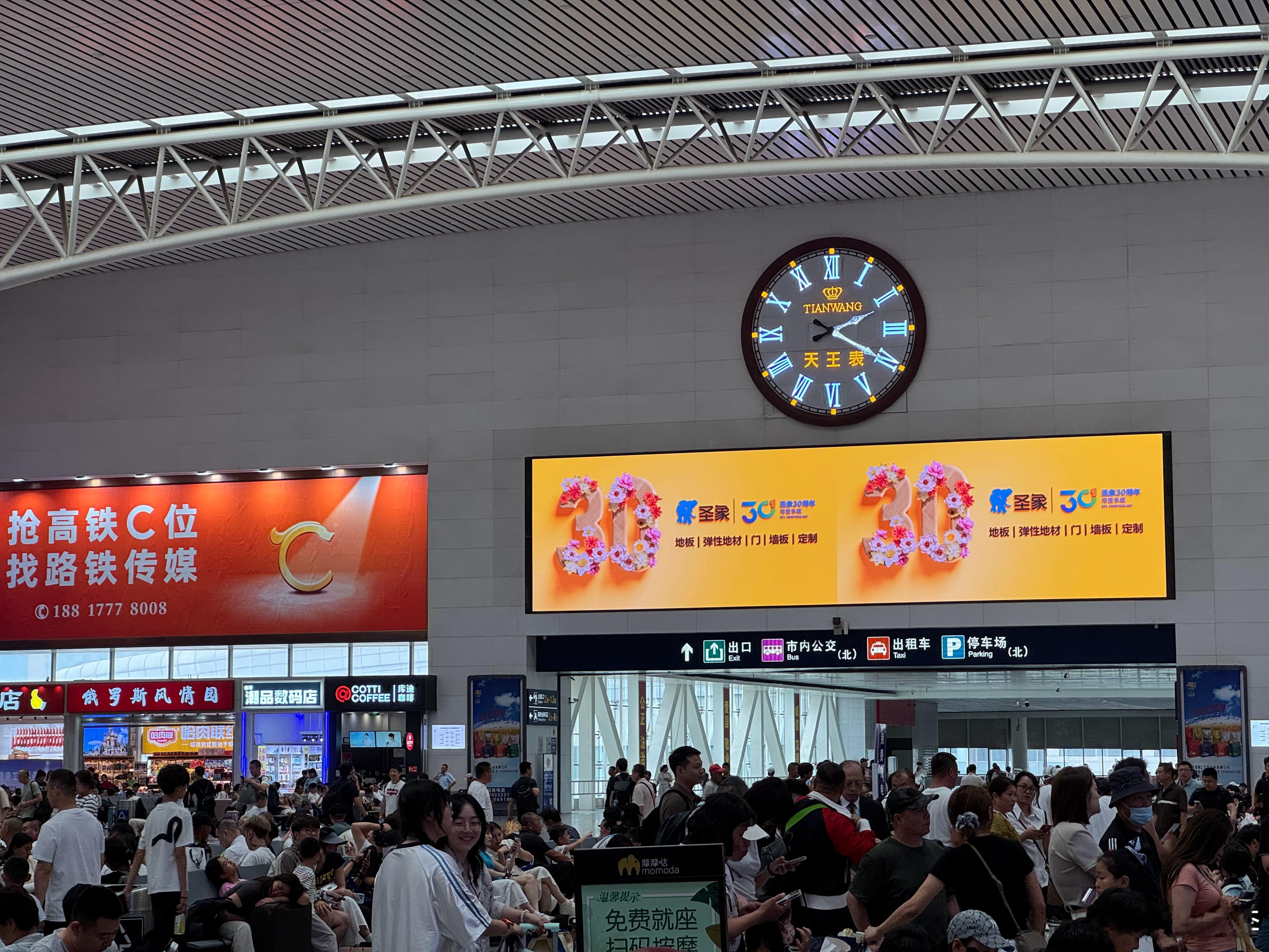 今天从秦皇岛去长春，没买到直达动车，在沈阳换乘。第一次来沈阳，刚进候车楼，就看到