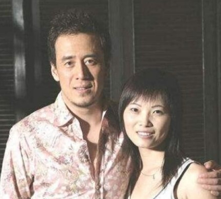 1994年，杨坤在北京孤身打拼，因交不起房租，被房东撵了出来，流落街头。此时，东