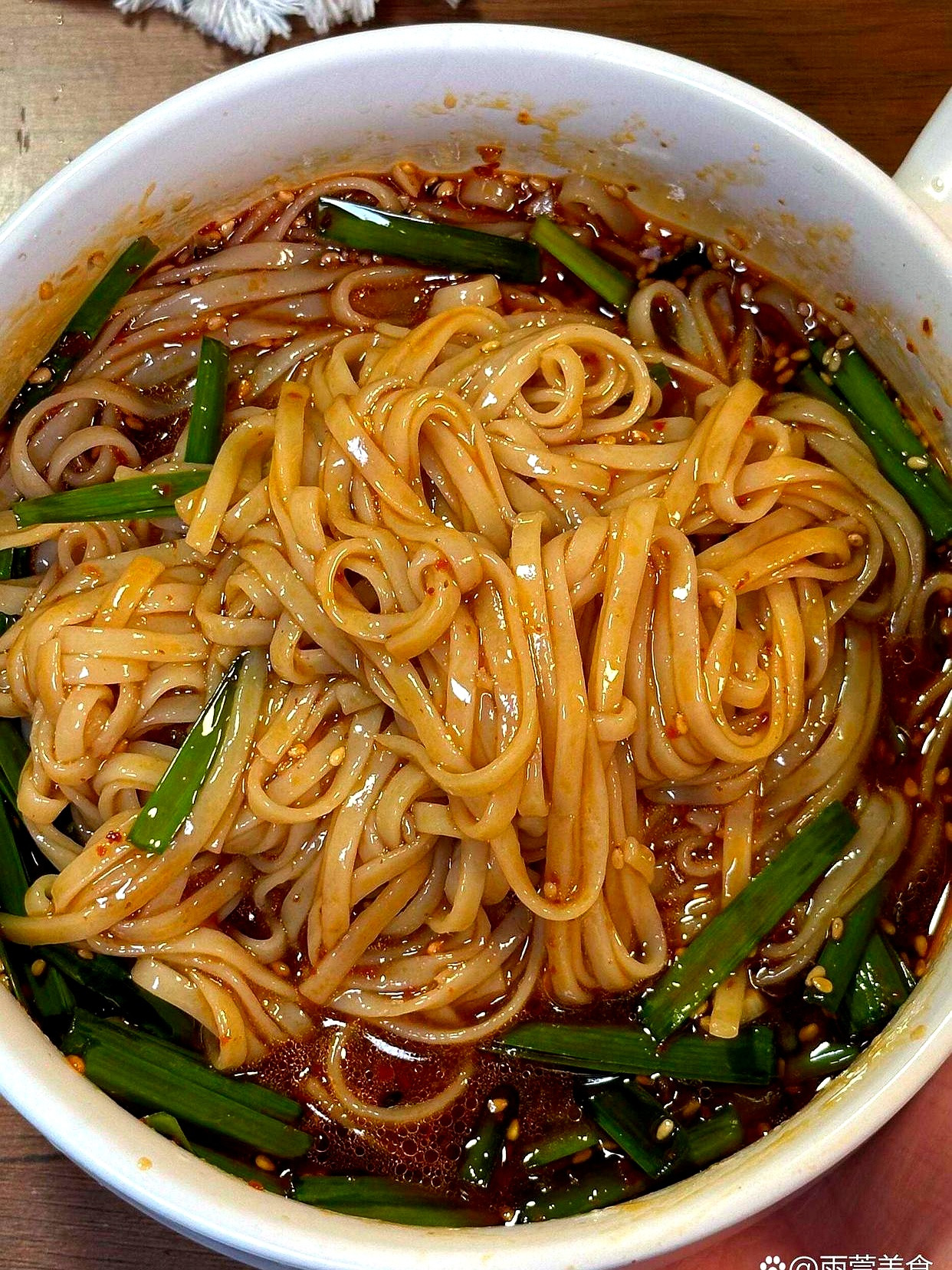 懒是人类进步的动力。不想做饭？那就做碗极简醋汤面。这碗面，做法简单到令人