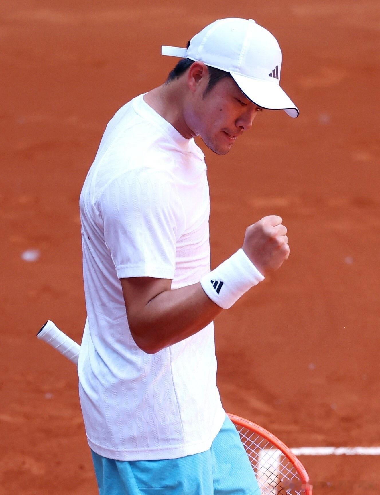 吴易昺资格赛告负无缘正赛资格赛第二轮吴易昺0:6，6:7不敌法国的德罗盖无缘正赛