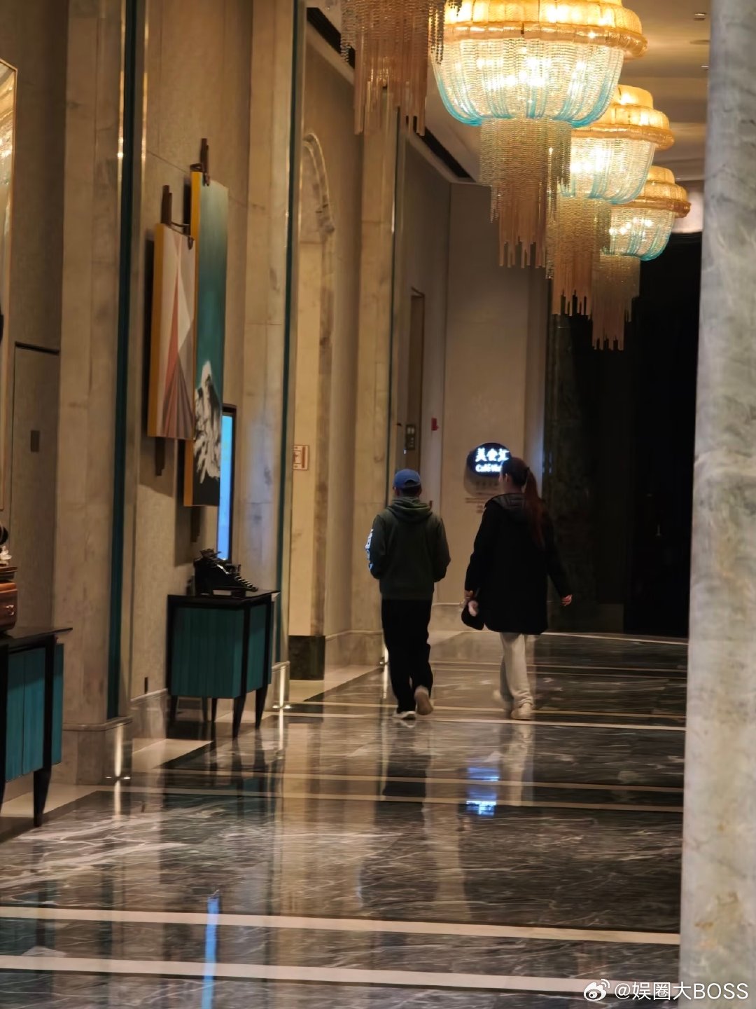 疑似青岛偶遇王宝强和女友网友青岛偶遇王宝强与女友，女方身材高挑气质突出，两人同框