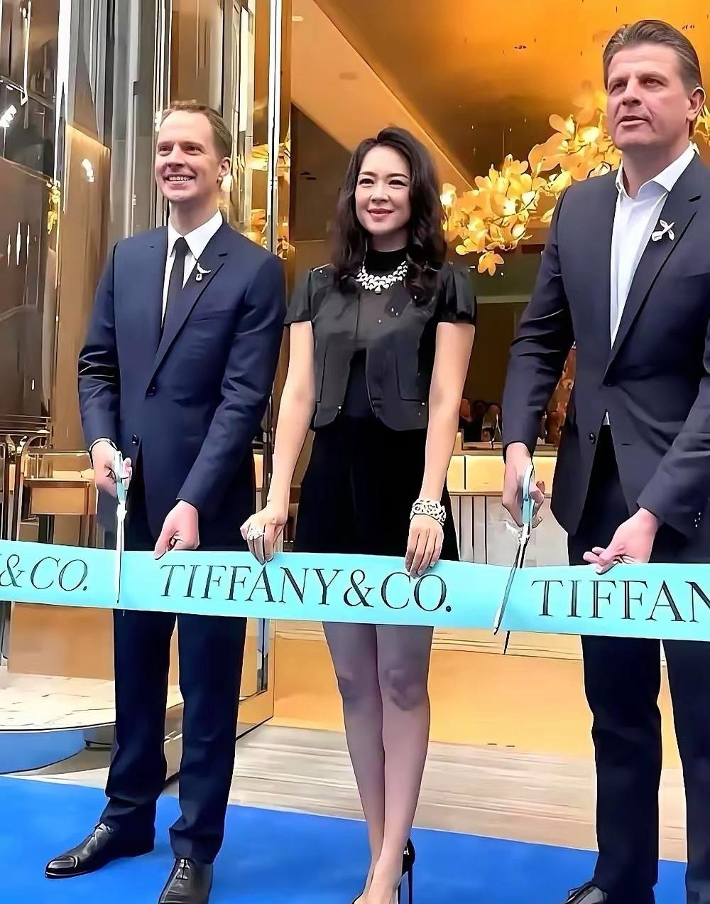 刷到章子怡这张照片，愣了三秒。这哪是46岁？这分明是告诉全世界：姐回来了，而且是