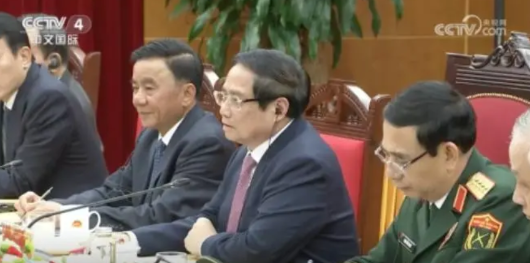 越南人很“鬼”，利用这段中越交好的时间，大肆在非法侵占的南海围岛填海，并趁机加快