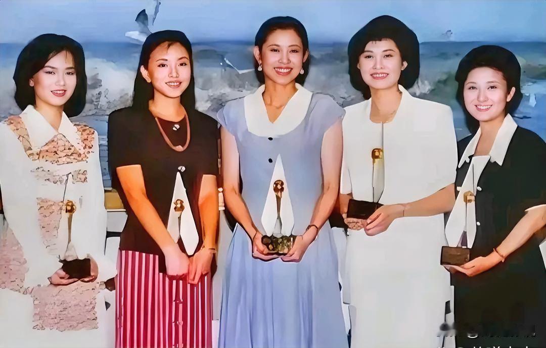 仔细一看，那时的倪萍楚腰卫鬓，朱唇榴齿，温婉如莲，秀韵多姿，颜值和气质就是顶流！