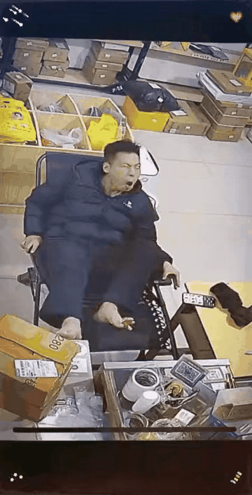 老板在躺椅上悠闲地吞云吐雾，他闭着眼睛想象着花花绿绿的票子雪花般飞来，晃悠的左脚