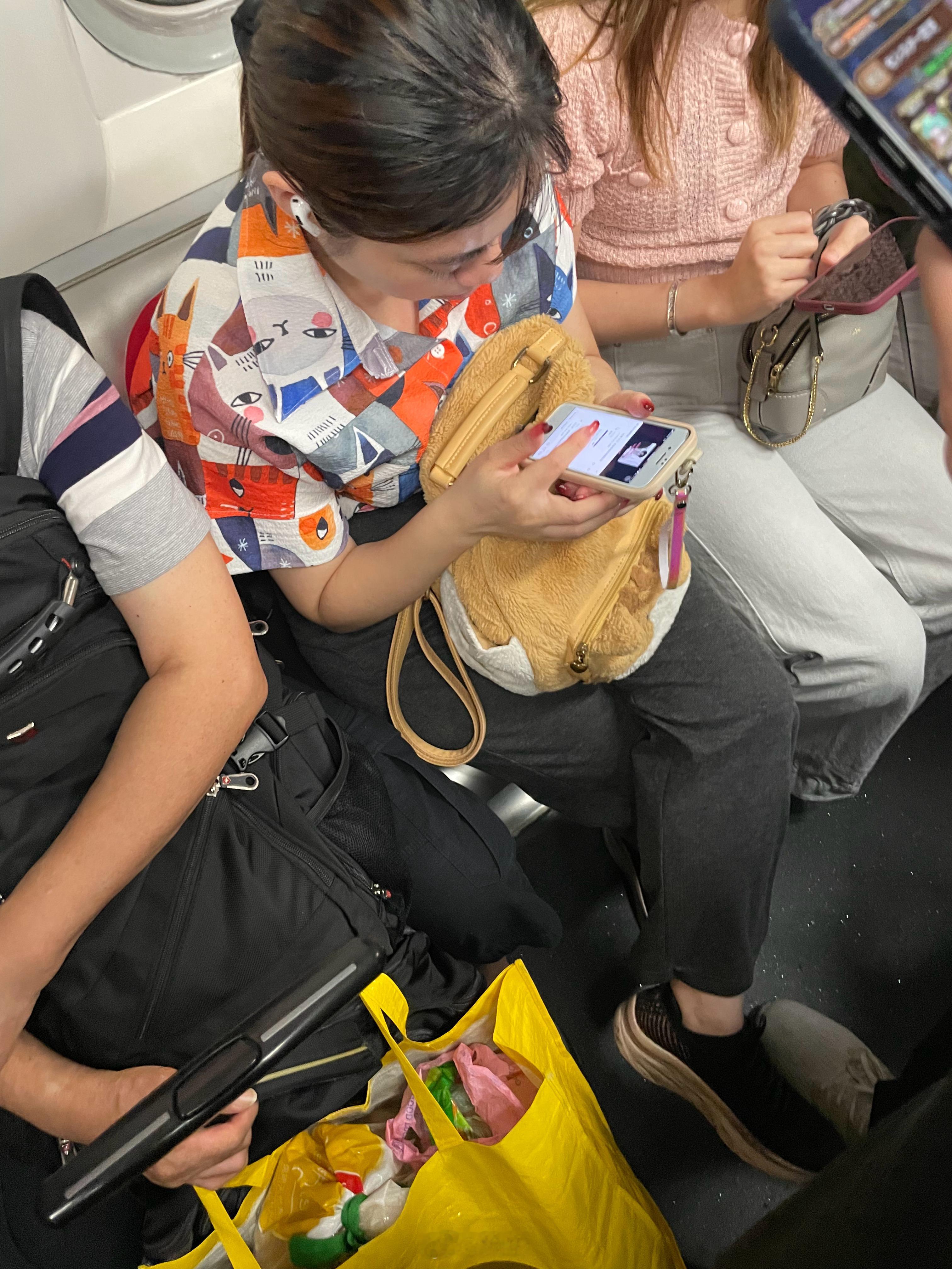 香港地铁，随处可见home键iPhone。​​​