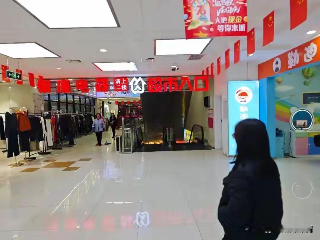 这“超市被16名员工偷倒闭”的事儿太离谱了！当事人赵小娴原本和爱人创业攒下积蓄，