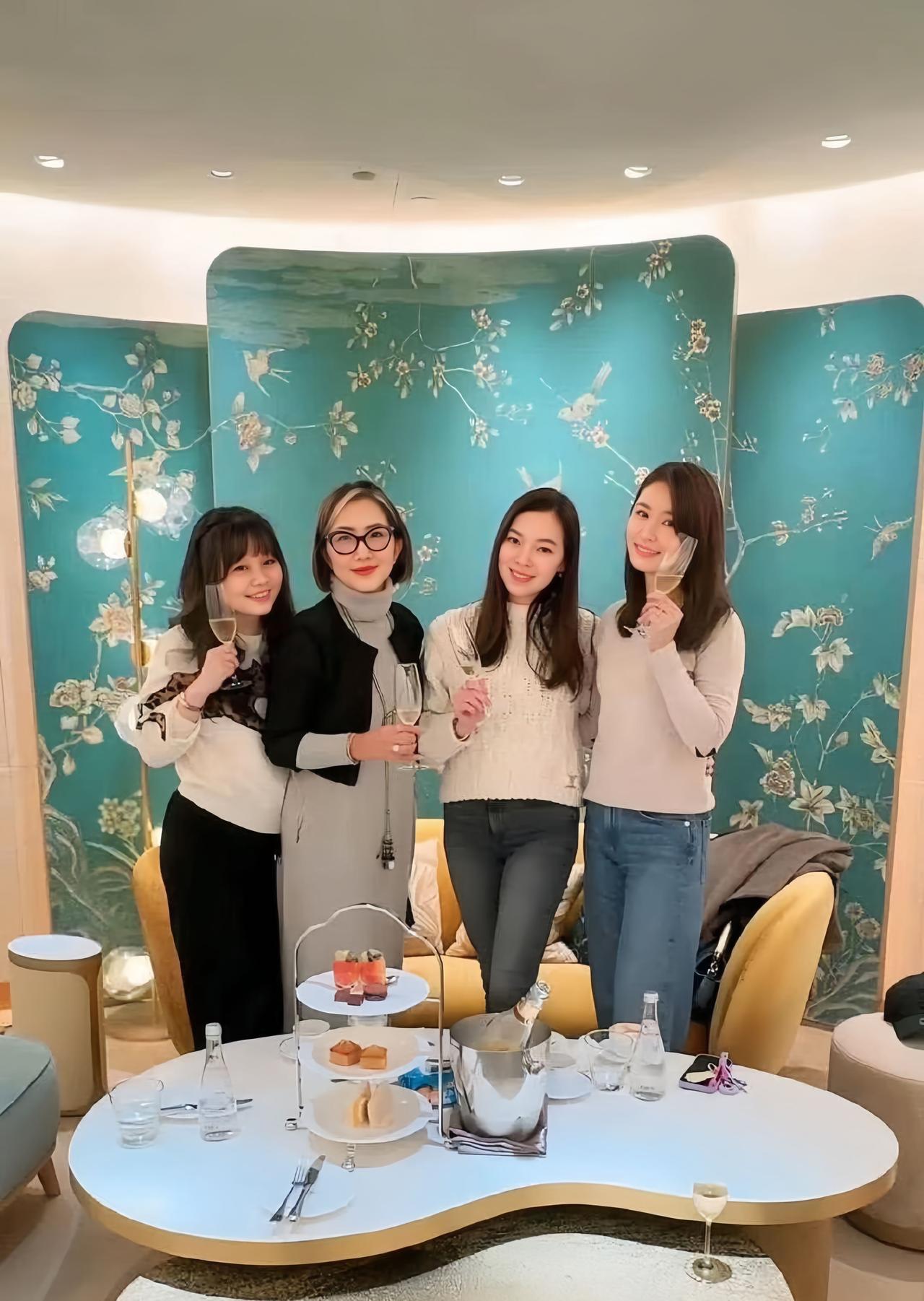 霍建华有一位如此漂亮优秀的贤内助，好幸福啊。林心如在台湾的交际圈这么厉害，与富