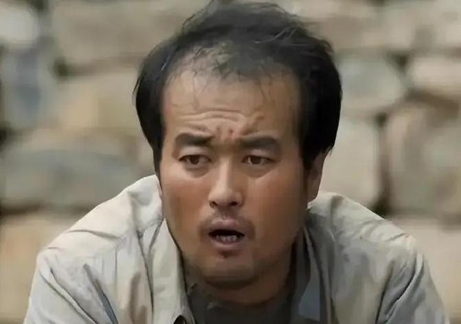 邵老五，37岁，靠《主角》里敲鼓的郭锤子火了，观众一查他资料全傻了。网上流传