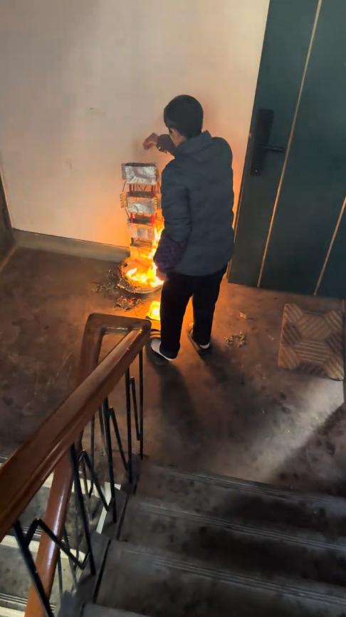 “必须严惩！”12月4日报道，浙江杭州，一女子回家时，闻到楼道内有一股糊味，通过