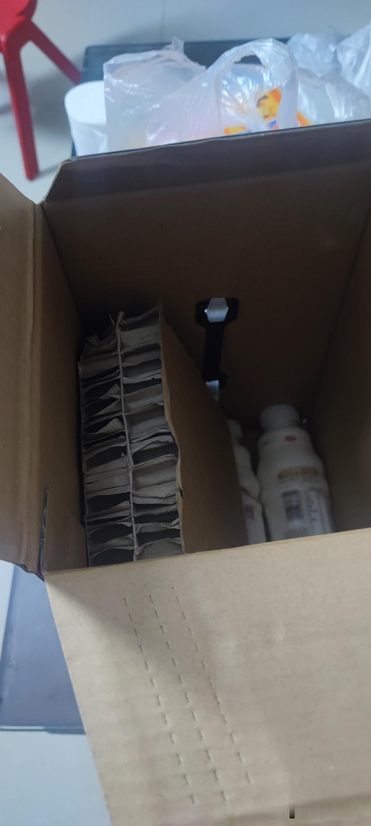 过年时亲戚送的饮料箱，拆开才发现，里面藏着“小心思”。昨天晚上，我收拾屋子，