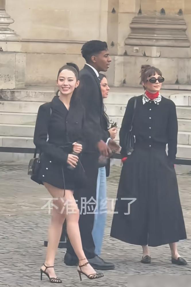 吉娜巴黎时装周翻车！超短裙造型被“路人”无情碾压，全网群嘲太不体面。那个气