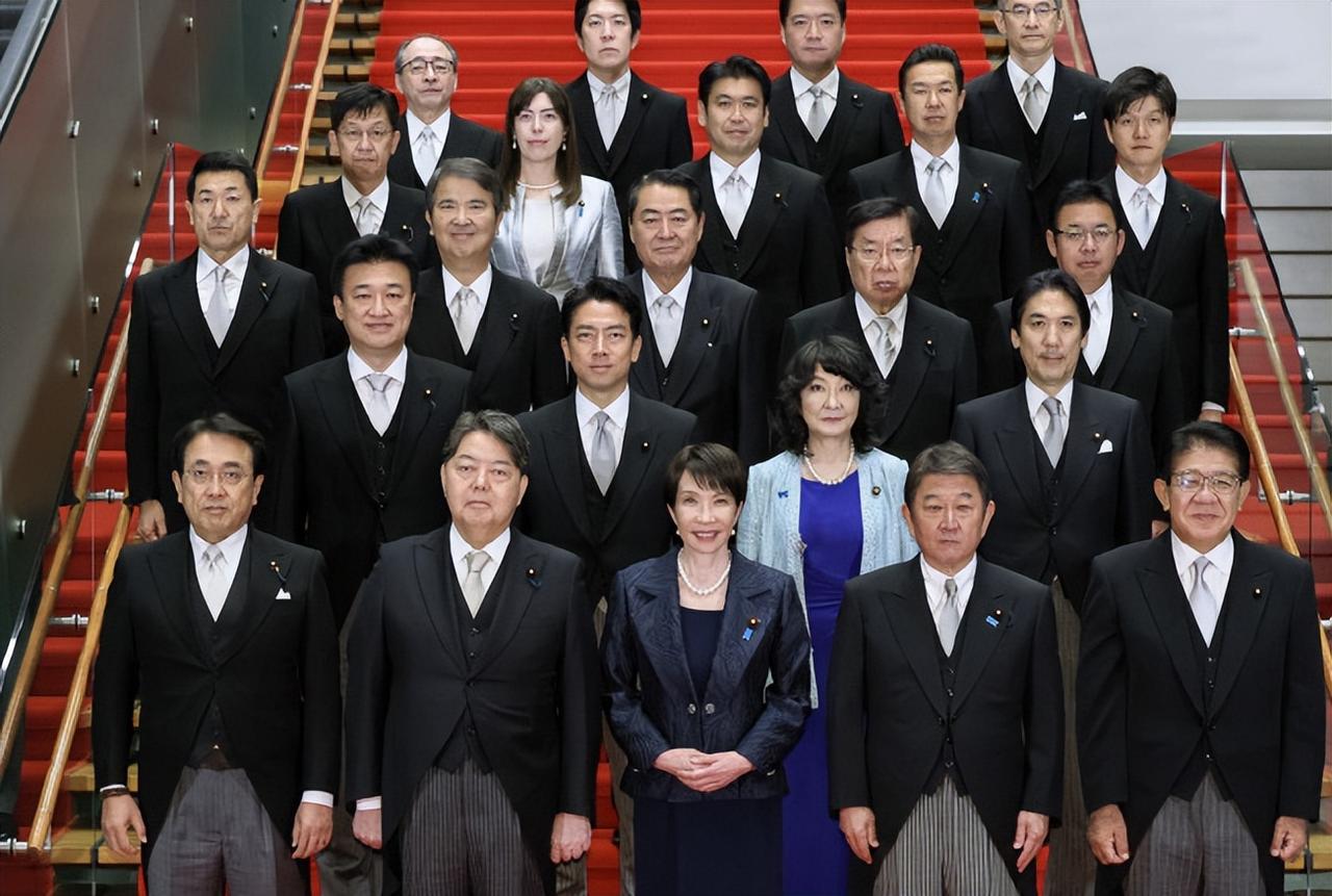 高市早苗急了：支持率暴跌10%求见中方，日本54年布局破局，救兵到了也没