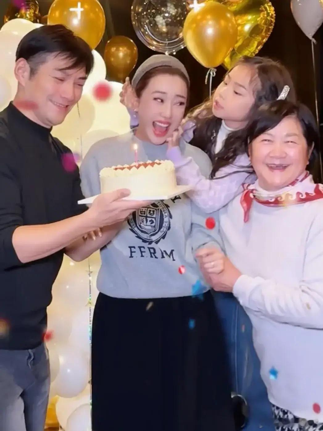 41岁杜若溪晒全家福庆生，婆婆主动亲吻儿媳脸颊，婆媳关系超好！