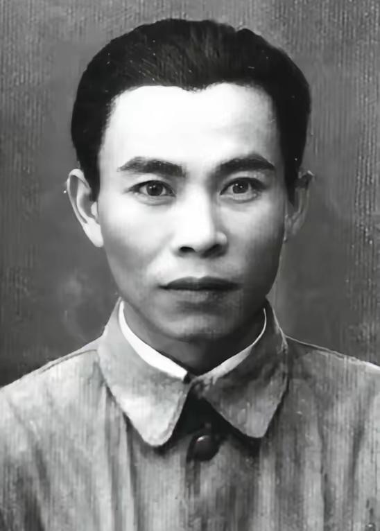 1943年底，“红色交通”曾浪波接到任务，要护送陈毅要去延安，谁知两人刚动身，曾