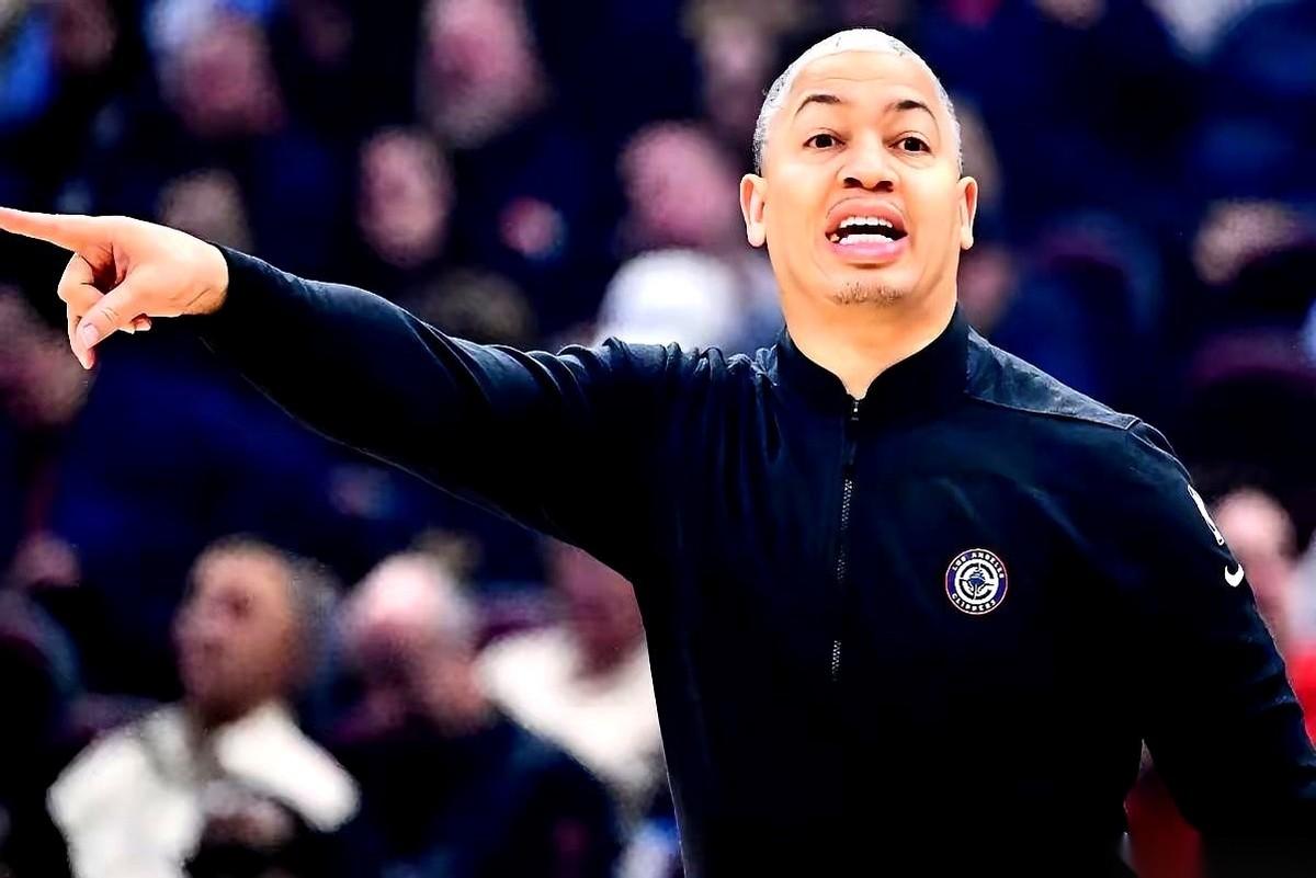 我跟你说，泰伦·卢这哥们儿，真有点东西。当时快船什么德行？6胜21负，全联盟垫