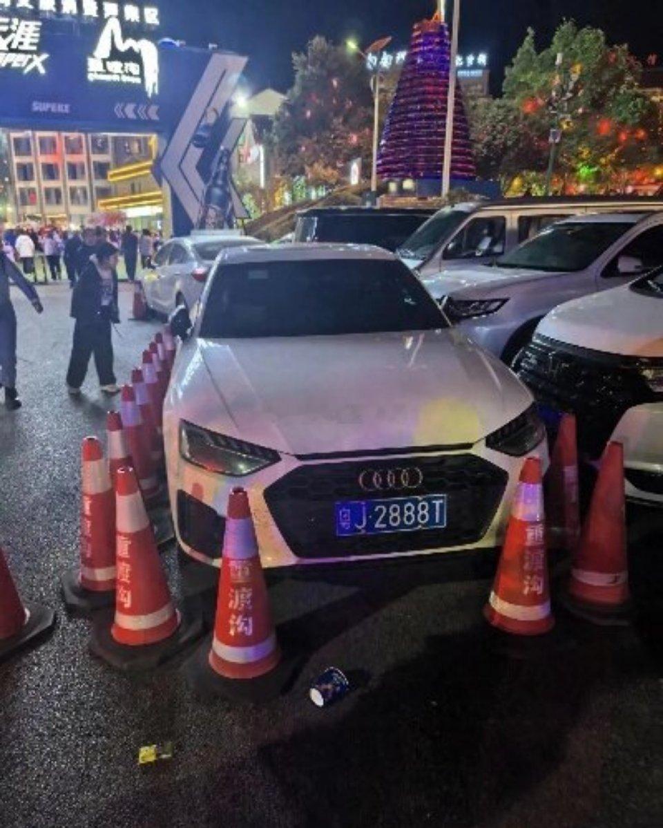 #粤J2888T战绩全网可查#自驾圈网红车牌粤J2888T再次出圈！当年高速堵车，车主抄近道，带着近