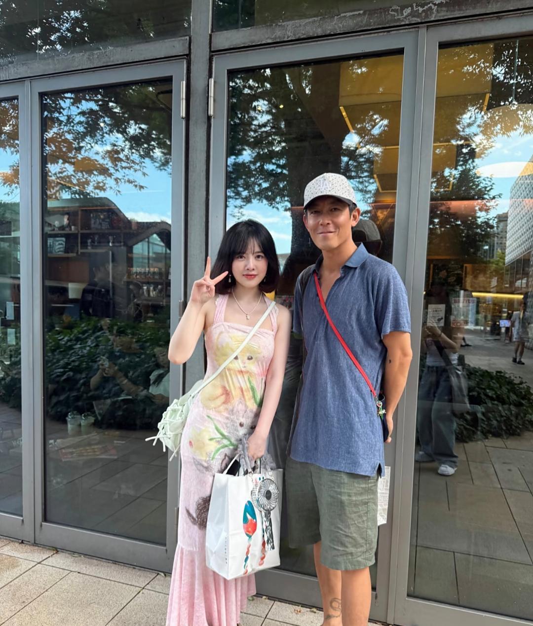 陈冠希现身日本东京街头，穿着人字拖，打扮随性，身材非常瘦，脸色好差，身上充满了沧