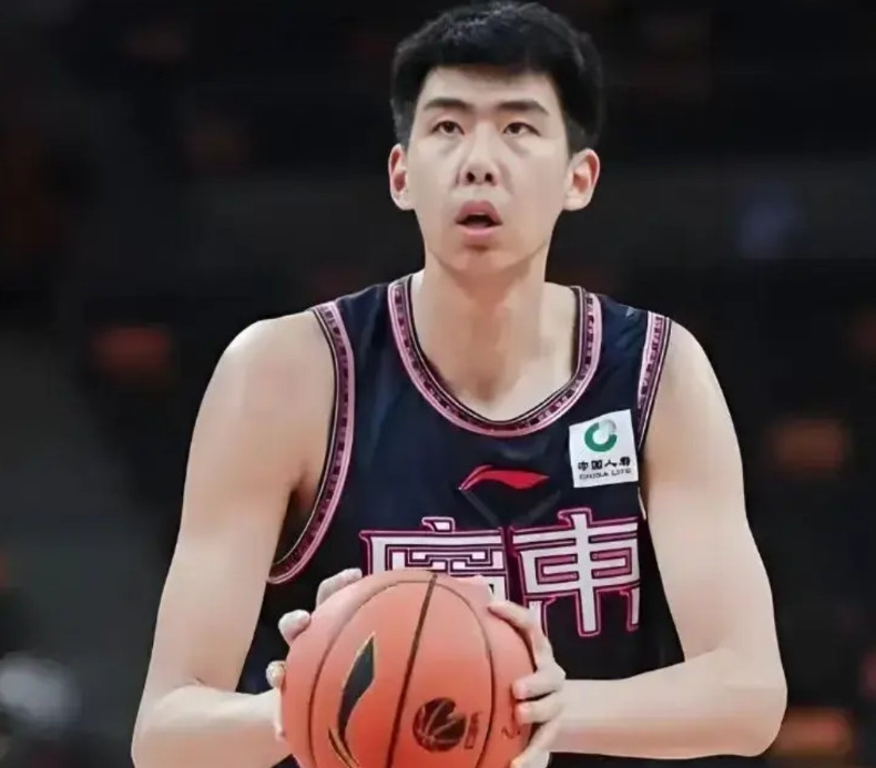 自从热身赛与恩师杜导顶嘴以后，广东宏远的未来之星徐昕耍小孩子脾气，天天闹着要离开