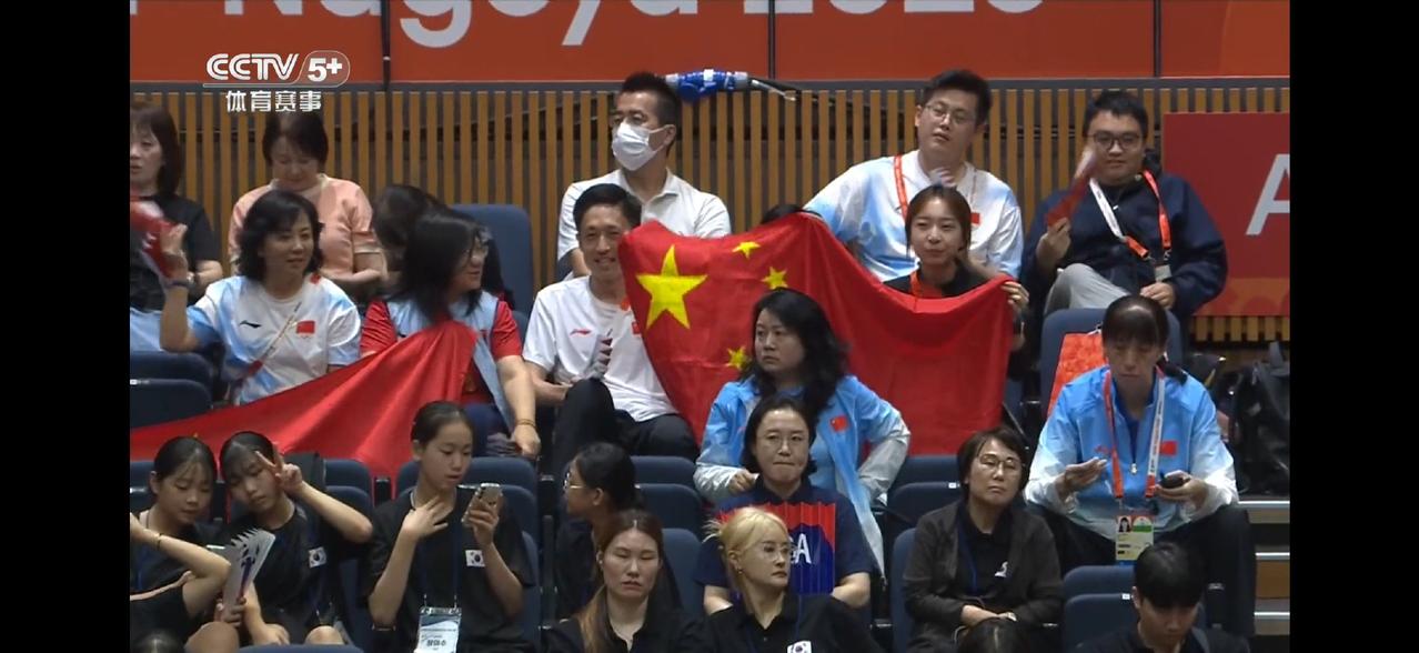 中国女排赖亚文高兴了，因为当领队带回了一个冠军我想这个结果对她而言是无比高兴