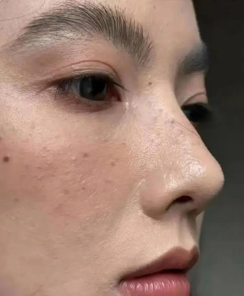 张柏芝直播晒47岁状态，十年如一日早睡早起，皮肤紧致得像20岁。可你知道吗？