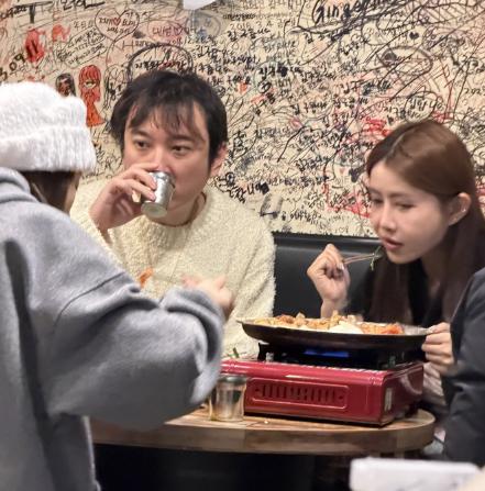 有网友在韩国偶遇王思聪，他和几个女生在吃烤肉！估计是去韩国看演唱会的，倒是不见他