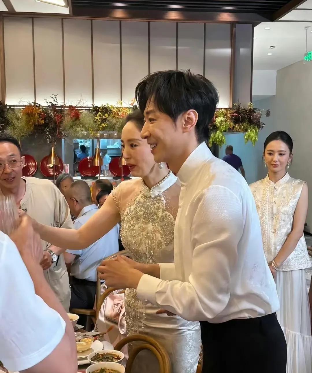 发现了没？董璇越来越不对劲了！都46岁的人了脱发、满脸皱纹、有小肚子，这些特