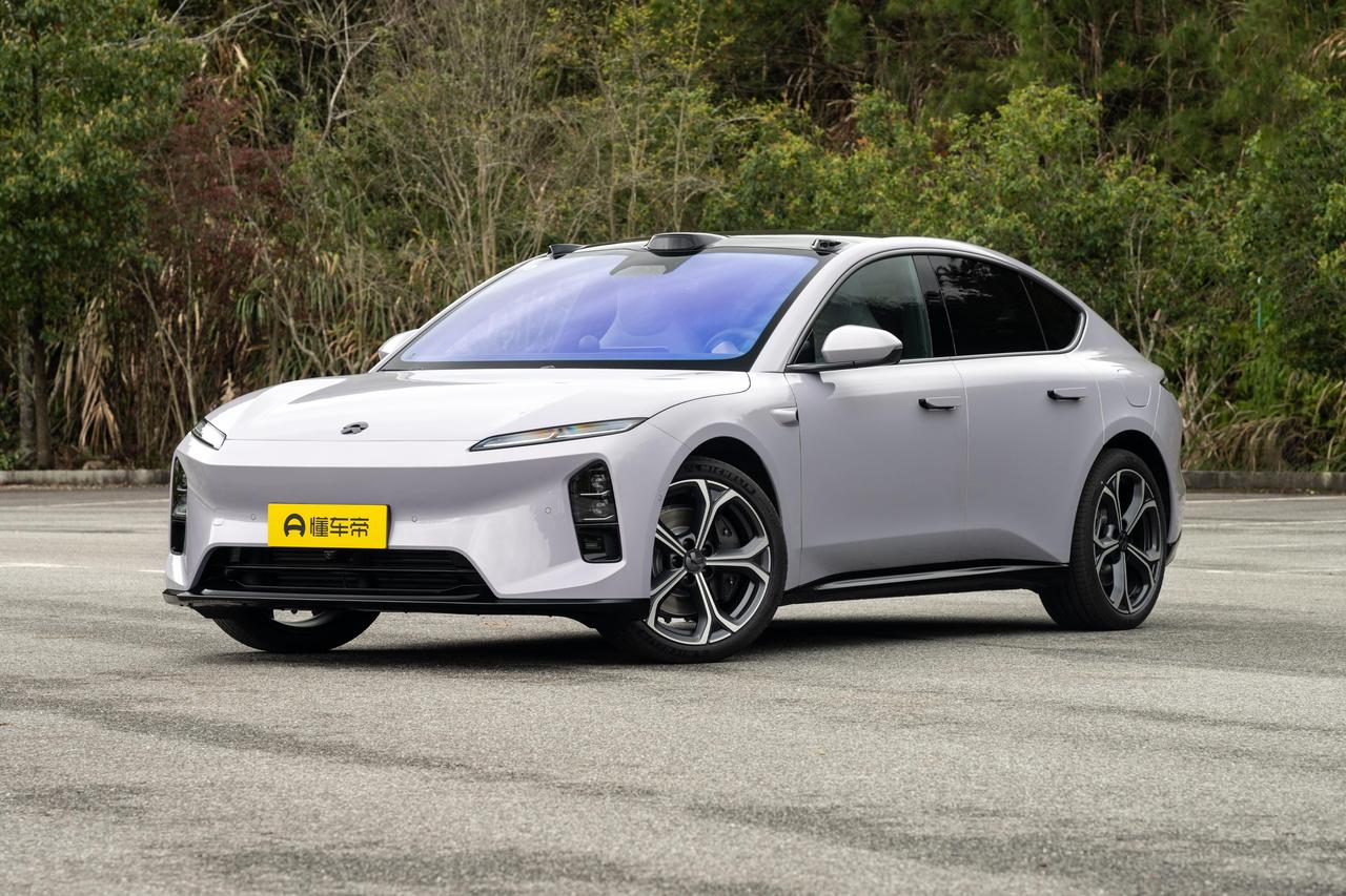 蔚来ET5，这视角，女生开是男友力，我开像开卡丁车。试驾ET5，一坐进去我就懵