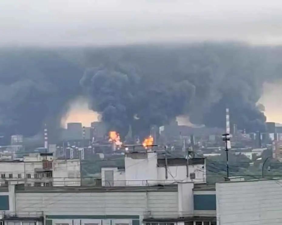莫斯科被炸了，而且是被炸到脸上那种——炼油厂挨打、购物中心受损、四大机场全关、一