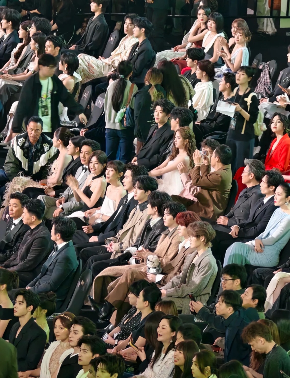 在这名利场上又看得见谁呢？你第一眼看到了谁？