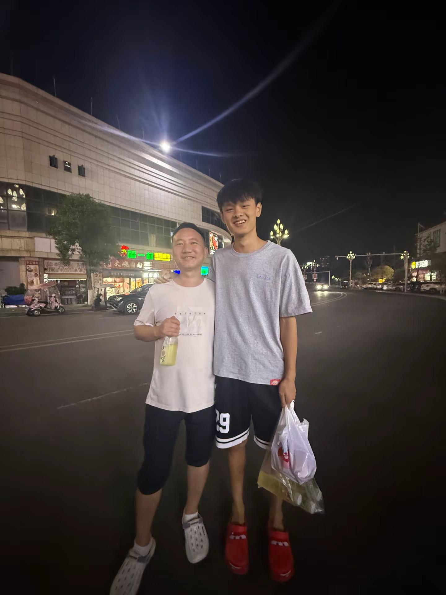 几兄弟偶遇曾凡博失散多年的兄弟。