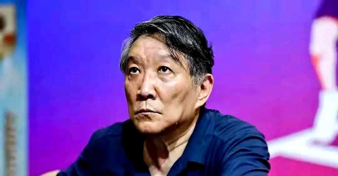输给日本12分，王思雨只上了12分钟现场球迷喊破嗓子，教练席稳如泰山，日本三分