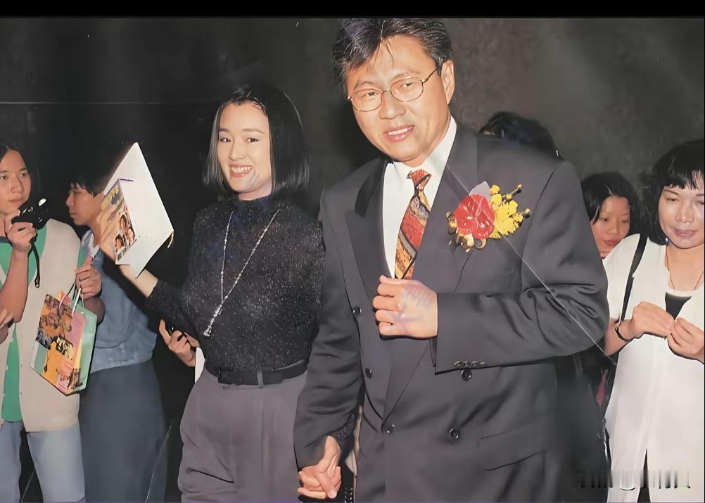 1996年，巩俐与黄和详在香港活动现场留下的一张合影。两人刚刚结婚不久，这段婚姻