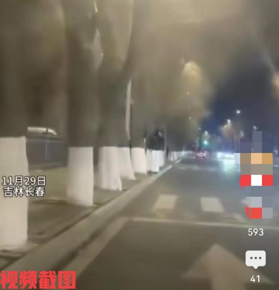 吉林长春有父母开车接儿子回家。这次由父亲亲自开车来接打完篮球的儿子回家，在与