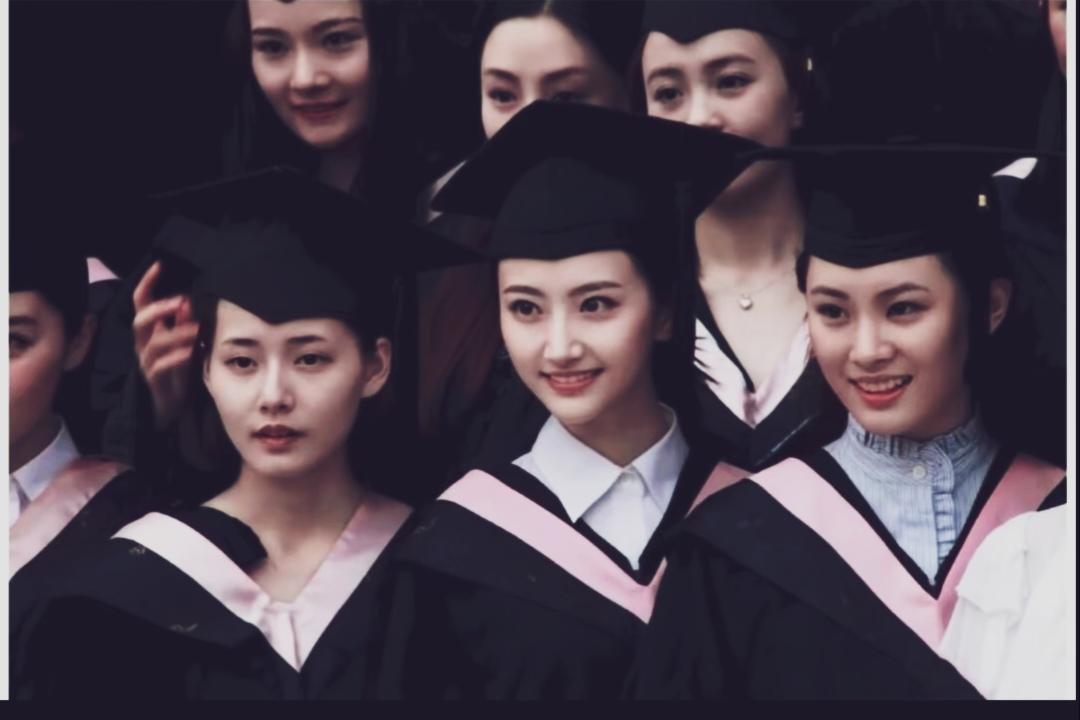 中间美女艳压群芳。比第一美女陈红还美！谁能认出她是谁吗？