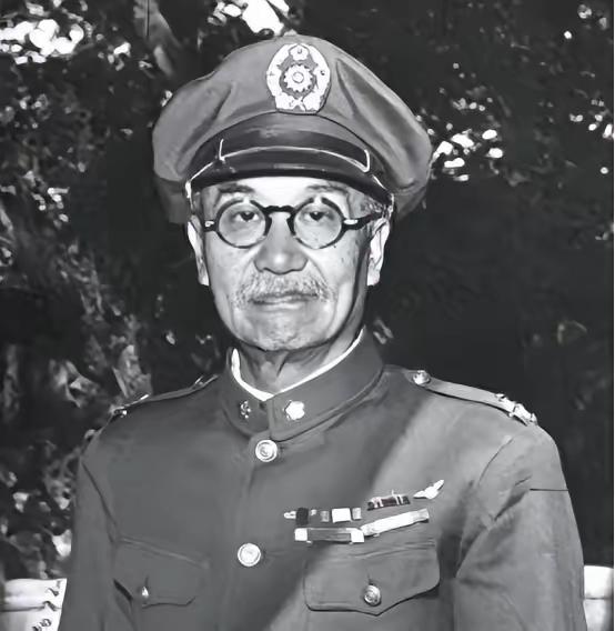 1935年阎锡山脑洞大开：冲锋枪射程不够？拉长枪管，结果200米外子弹乱窜，全成